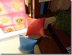 草木染のタペストリーとクッション