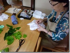 葉っぱの形に縫い絞りして草木染め