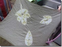 葉っぱの形に縫い絞りしてドクダミで草木染めしたハンカチ