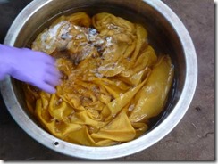 やまももで草木染め、煮出して染める（ミョウバン媒染）