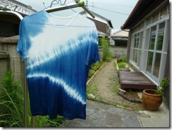 藍染めのTシャツ、ヒモで絞り模様