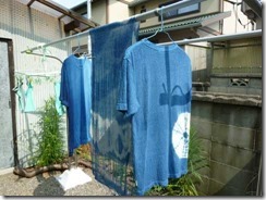 藍染めのTシャツとストールをヒモで絞り模様