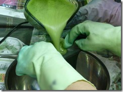 藍の生葉染めの方法４。不織布などの細かい布で濾す