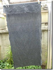 ログウッドで草木染した麻の布（鉄媒染）