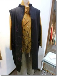 すべて草木染で染めた作品です。ロングベスト、シャツ、パンツ