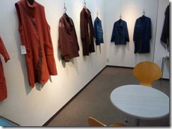 すべて草木染で染めた作品です。茜や蘇芳、藍などで染めたチュニック