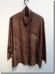 草木染で染めたコットンシルクのブラウス（ログウッド）