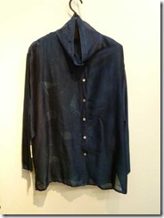 草木染で染めたコットンシルクのブラウス（藍）