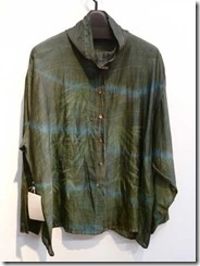 草木染で染めたコットンシルクのブラウス（藍など）