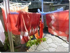 茜で草木染した麻の布、板締め技法