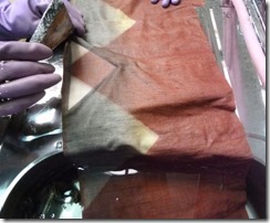 カリンと月桂樹で草木染めした布