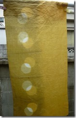 ざくろで草木染めした布