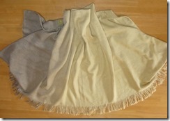 「茶」で草木染めにしたストール。マント