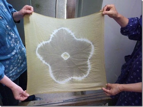 どくだみで草木染、ハンカチ