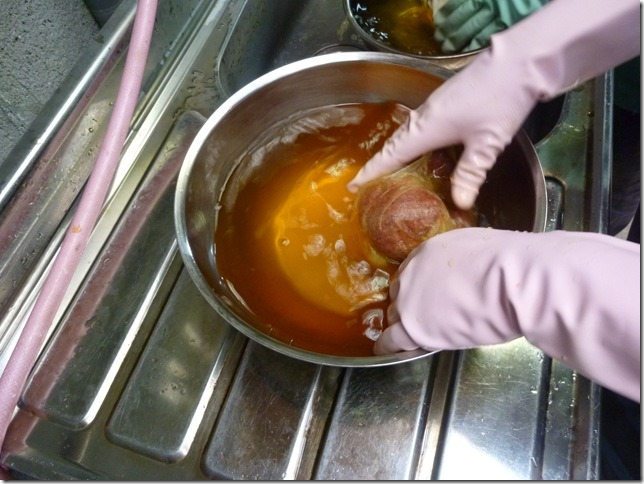 紅花で草木染、黄水洗い