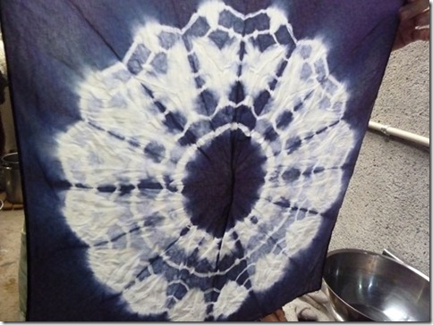 ログウッドで草木染したハンカチ