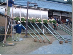 東大寺二月堂の｢お水取り」、燈される前のたいまつ