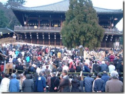 東大寺二月堂の｢お水取り」、夕暮れがせまる二月堂