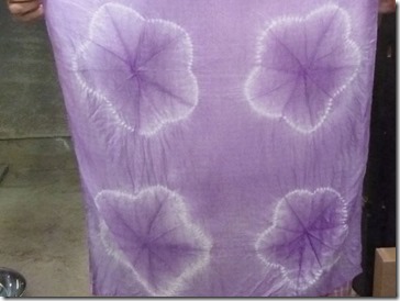 ウメノキゴケで絞り染めの草木染したハンカチ