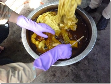 花オクラの茹汁で草木染しました