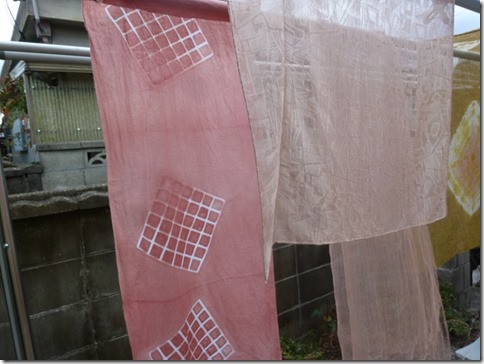 しだれ桜で草木染したシルクストール