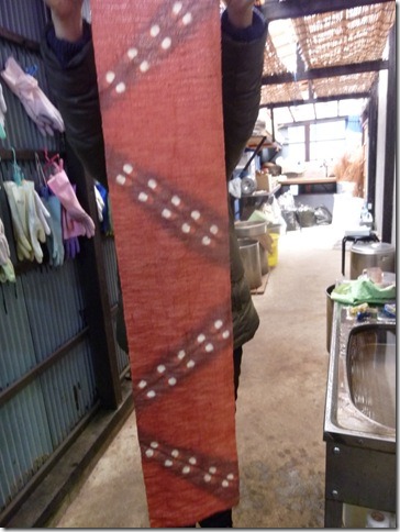 しだれ桜で草木染した麻の布