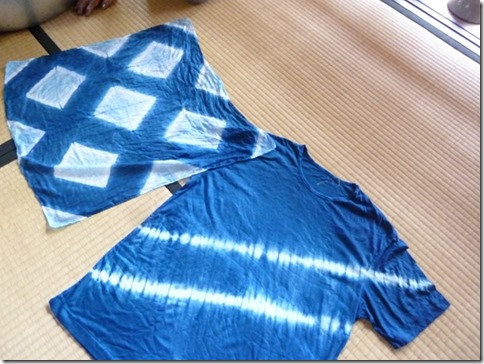 藍染の絞りや板締め技法の作品、Tシャツ、ハンカチ