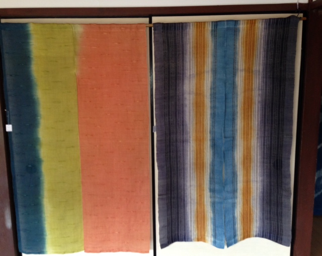 様々な植物で染めた草木染のれん
