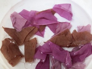 紫根で草木染めしたシルク布、麻布