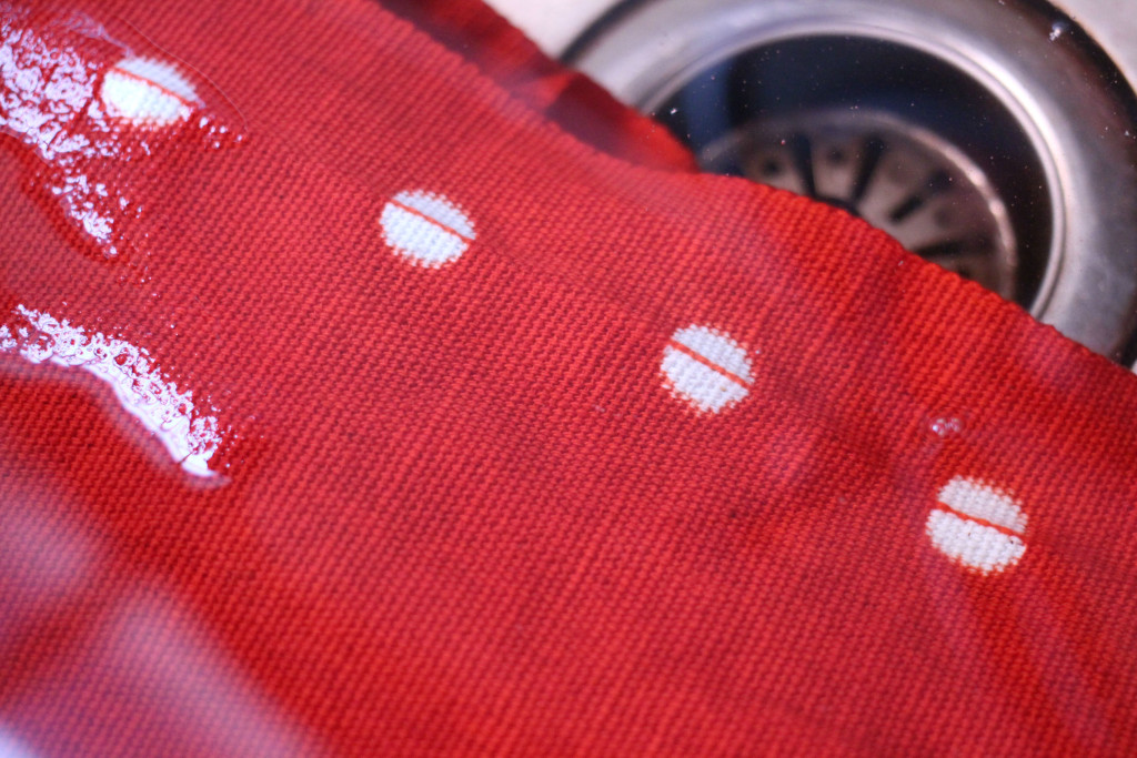 茜で染めた水玉模様のランチョンマット