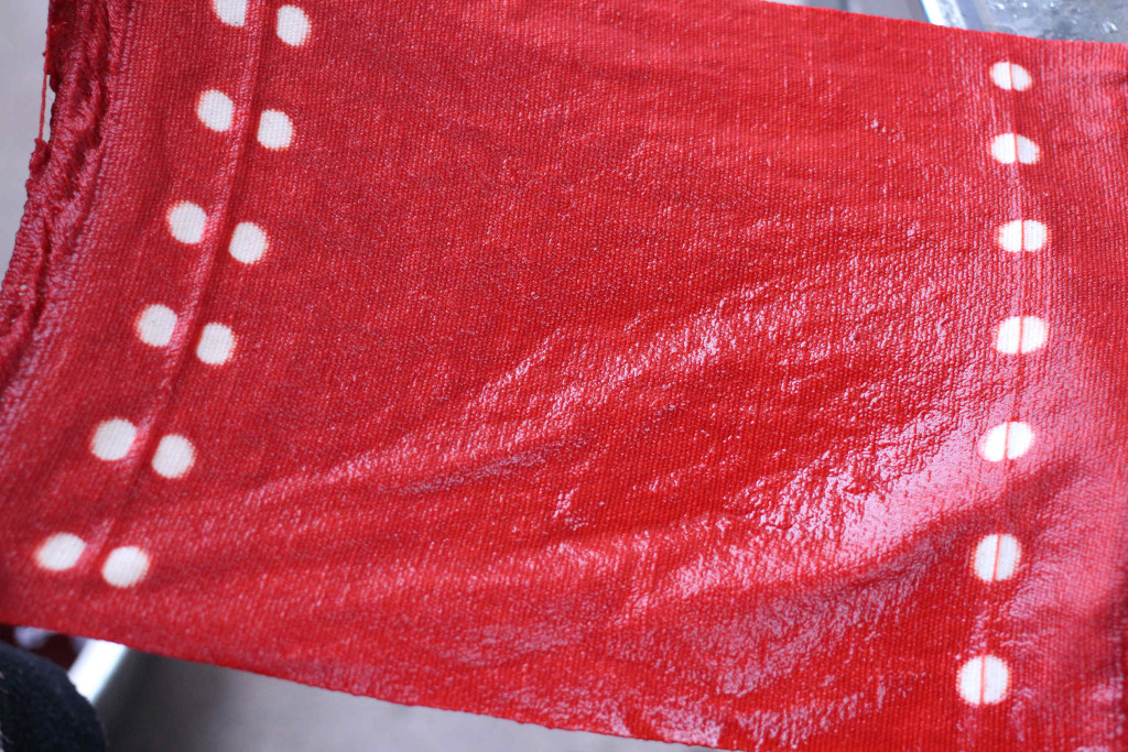 茜で染めた水玉模様のランチョンマット