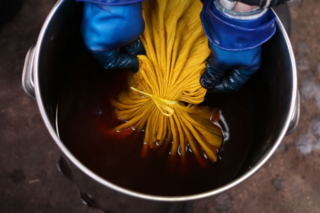 麻布をクチナシで染める