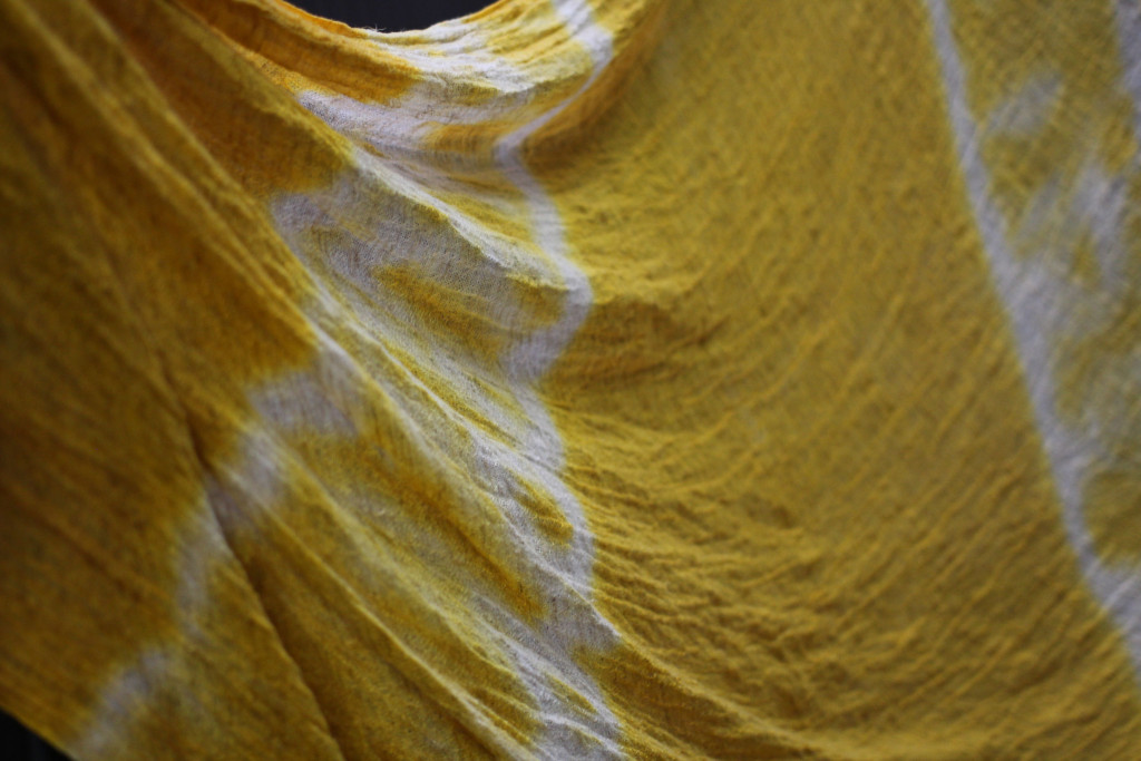 結び絞りで染めた布