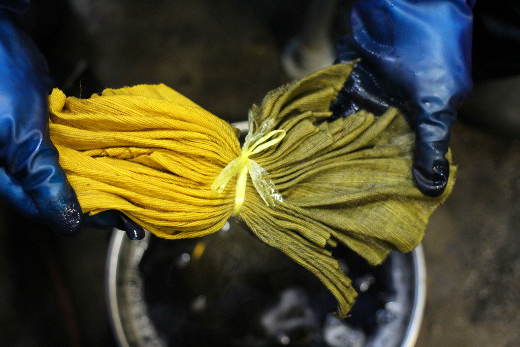 麻布をクチナシで染める