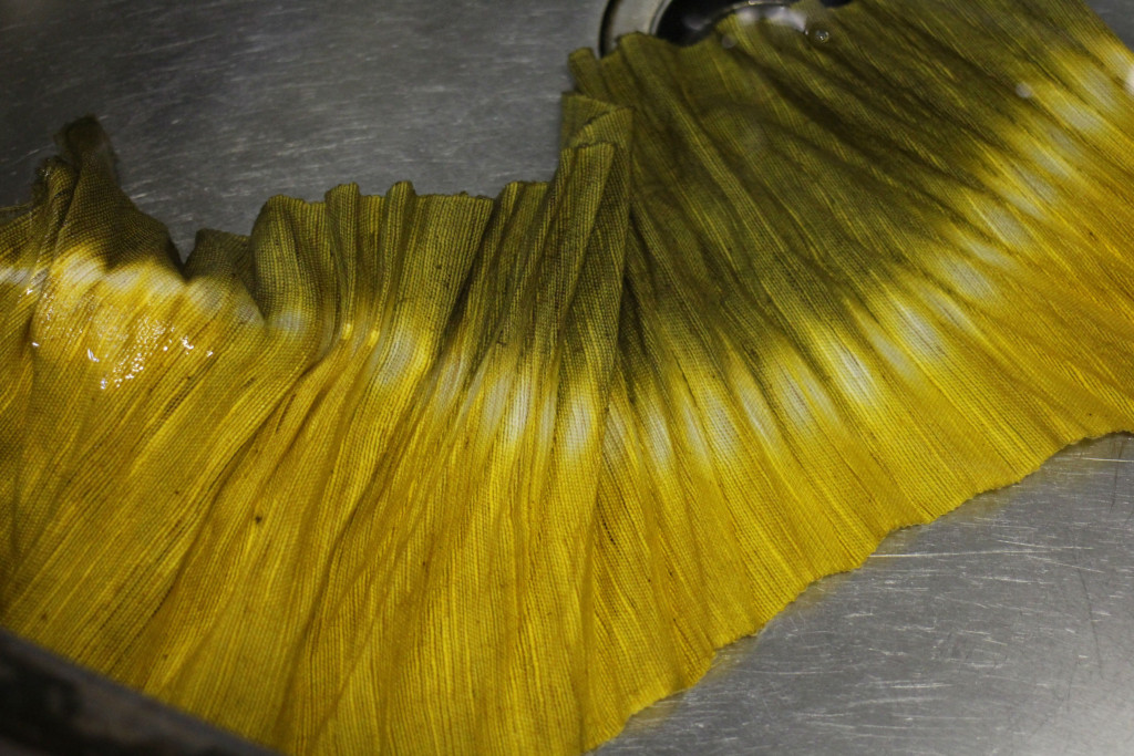 クチナシで染めた麻布を鉄媒染する