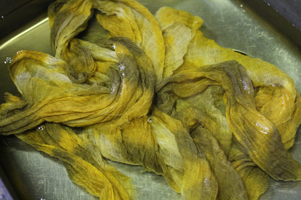 結び絞りの布を鉄媒染する