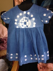 1歳半のお孫さんのための藍染の服