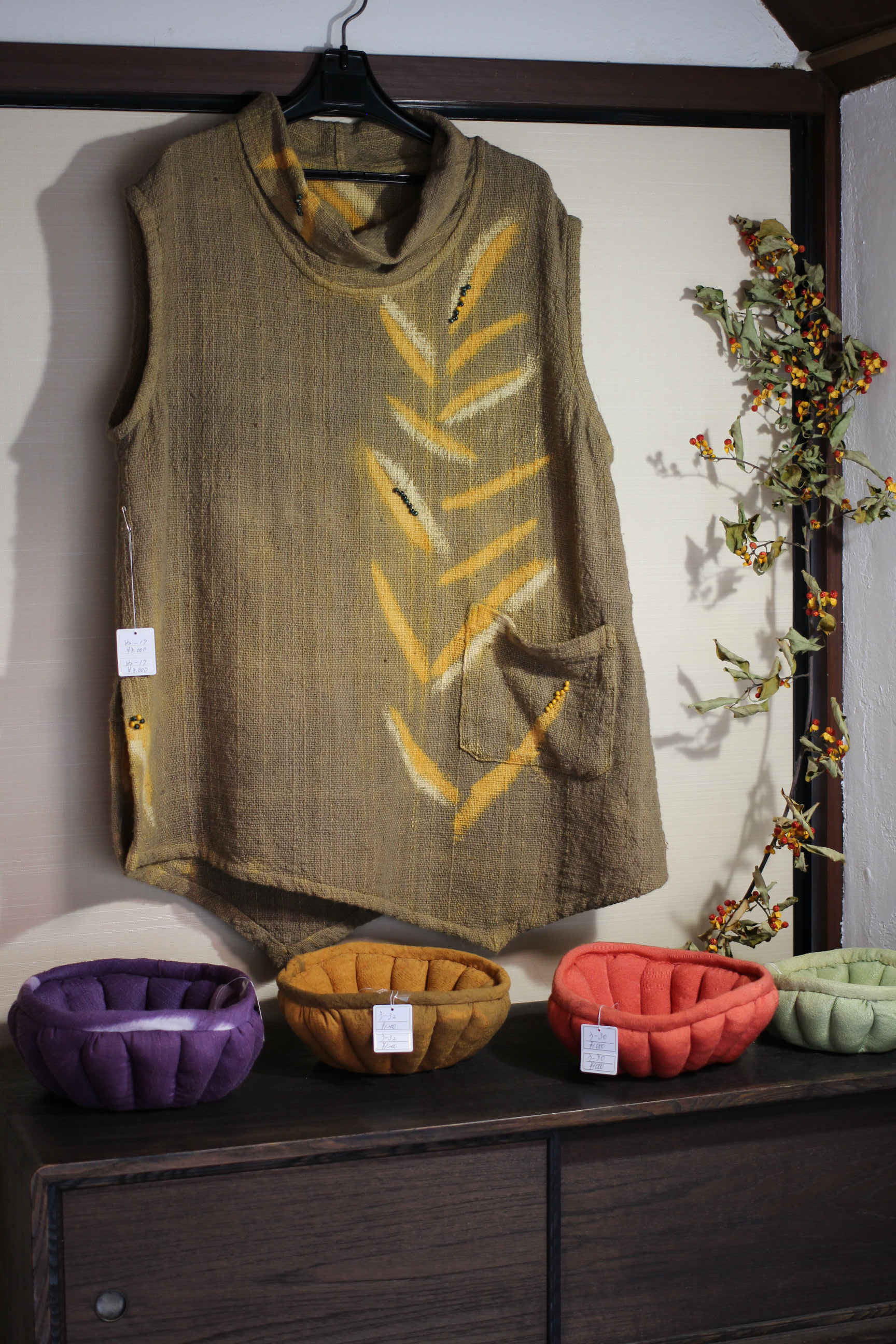 草木染ベスト、キャンディー入れ