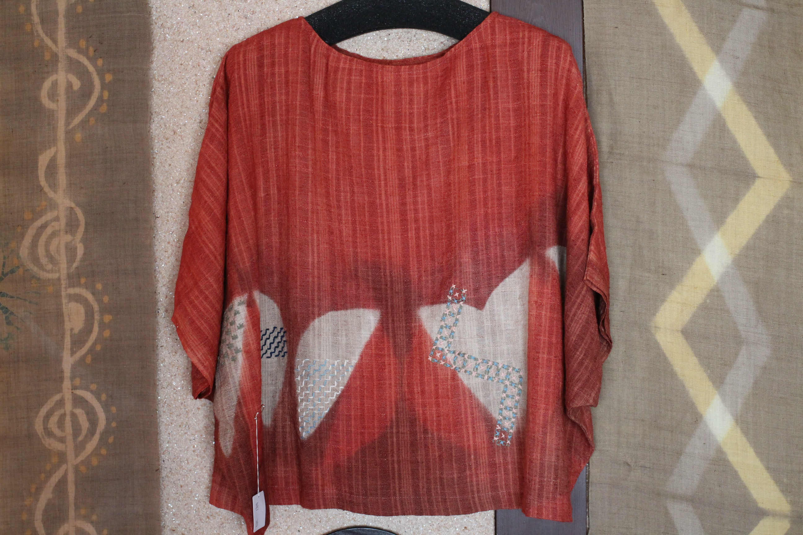 草木染(あかね)に刺し子の服