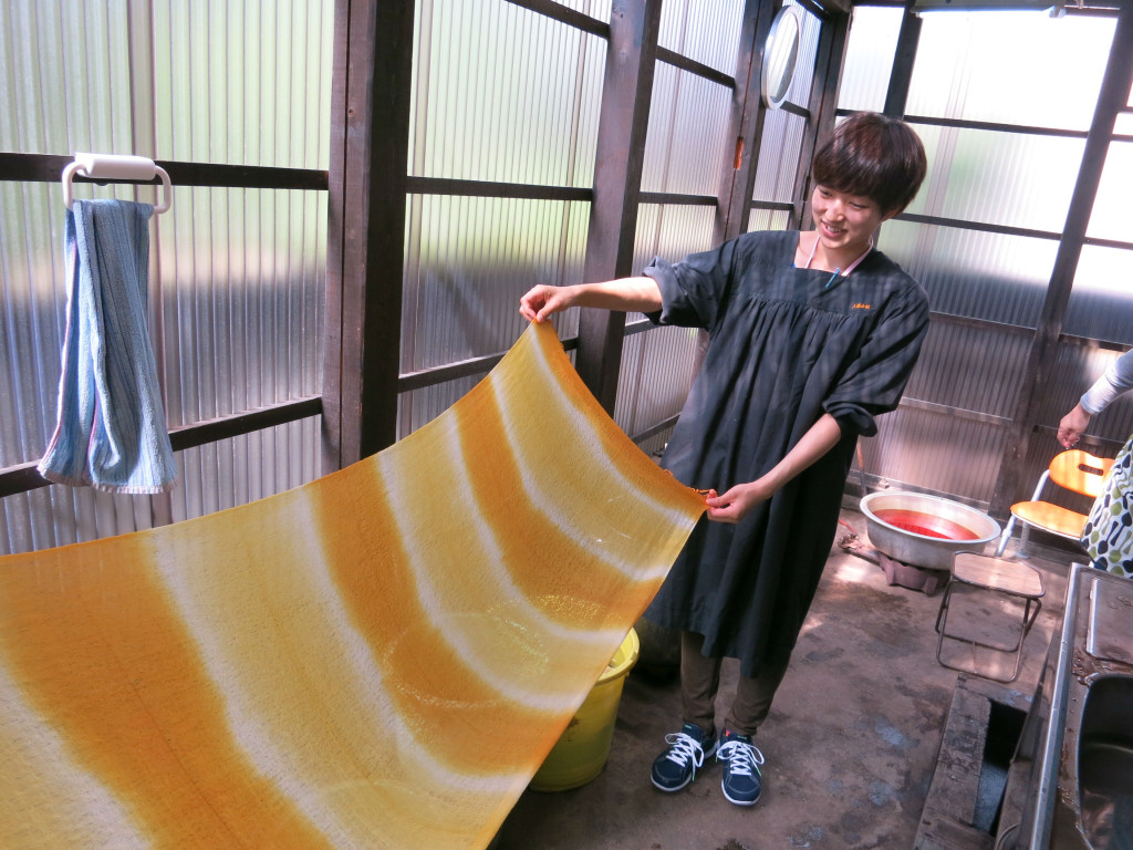 タマネギでぼかし染めしたストール