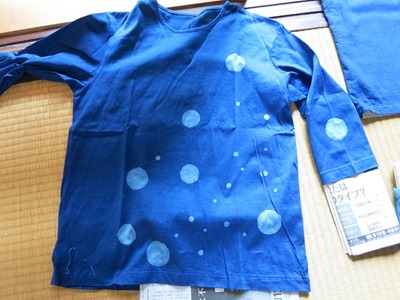 藍抜染技法のコースターTシャツ。大小の丸模様