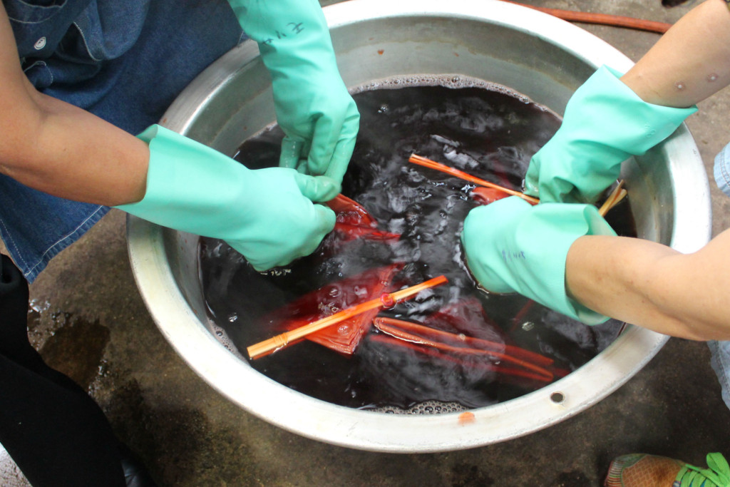 ハンカチを染める