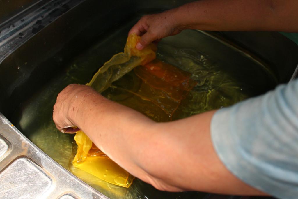 クチナシで草木染