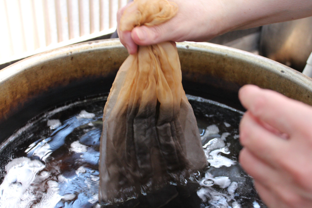 お茶の木で草木染