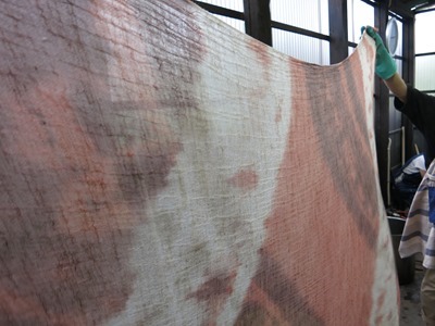 シャリンバイで草木染した綿麻の布