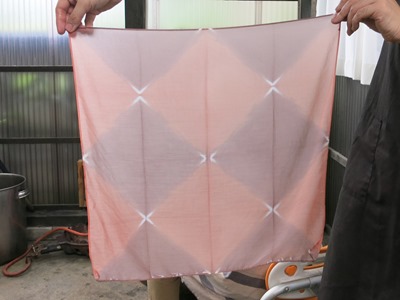 シャリンバイで草木染したハンカチ