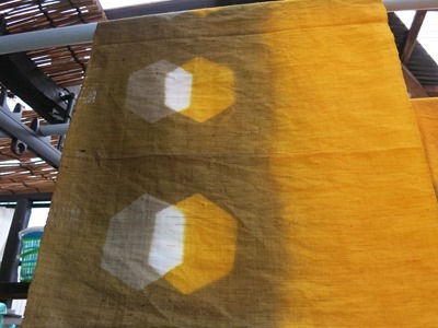 玉ねぎの皮で草木染した麻の布