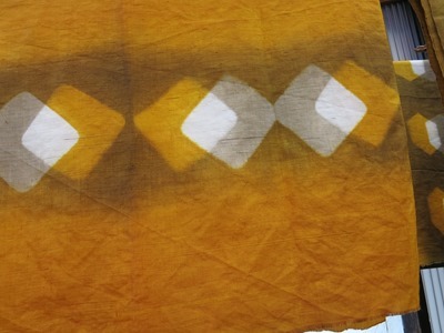 玉ねぎの皮で草木染。板締め技法