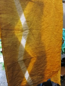 玉ねぎの皮で草木染。板締め技法。別の板で。