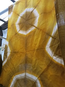 玉ねぎの皮で草木染。板締め技法。折り方を変えて